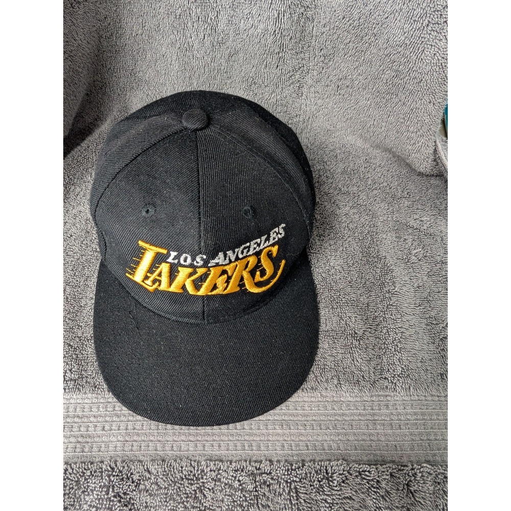 Los Angeles Lakers NBA Black Fitted Hat Size 7 1/8 57cm Embroidered Script Logo